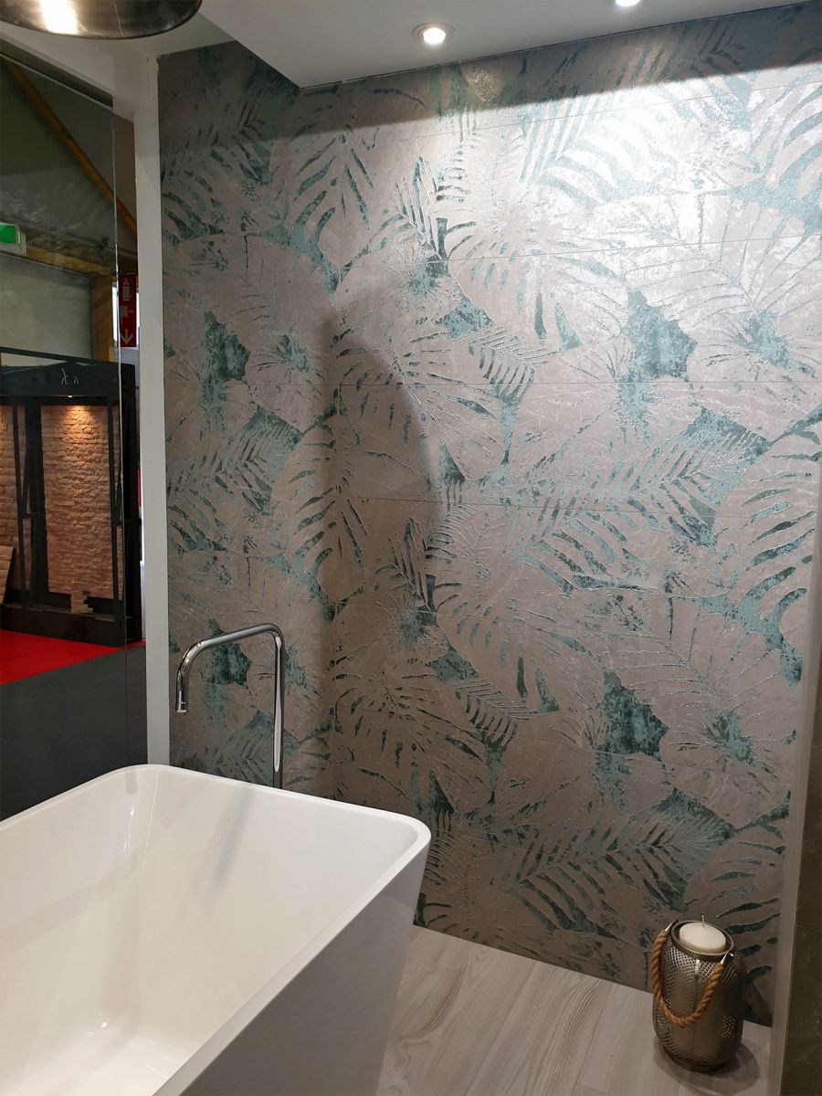 керамическое панно с растительным рисунком