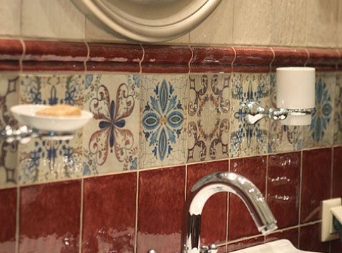 Ванная комната в испанской плитке