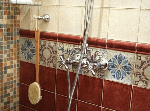Ванная комната в испанской плитке