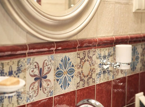 Ванная комната в испанской плитке